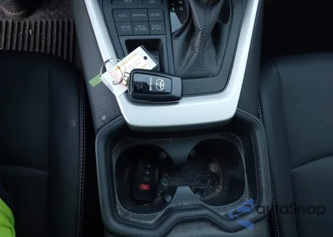 2021 Toyota Rav4 Xle Premium z USA, uszkodzony, nr VIN 2T3A1RFV0MW205702